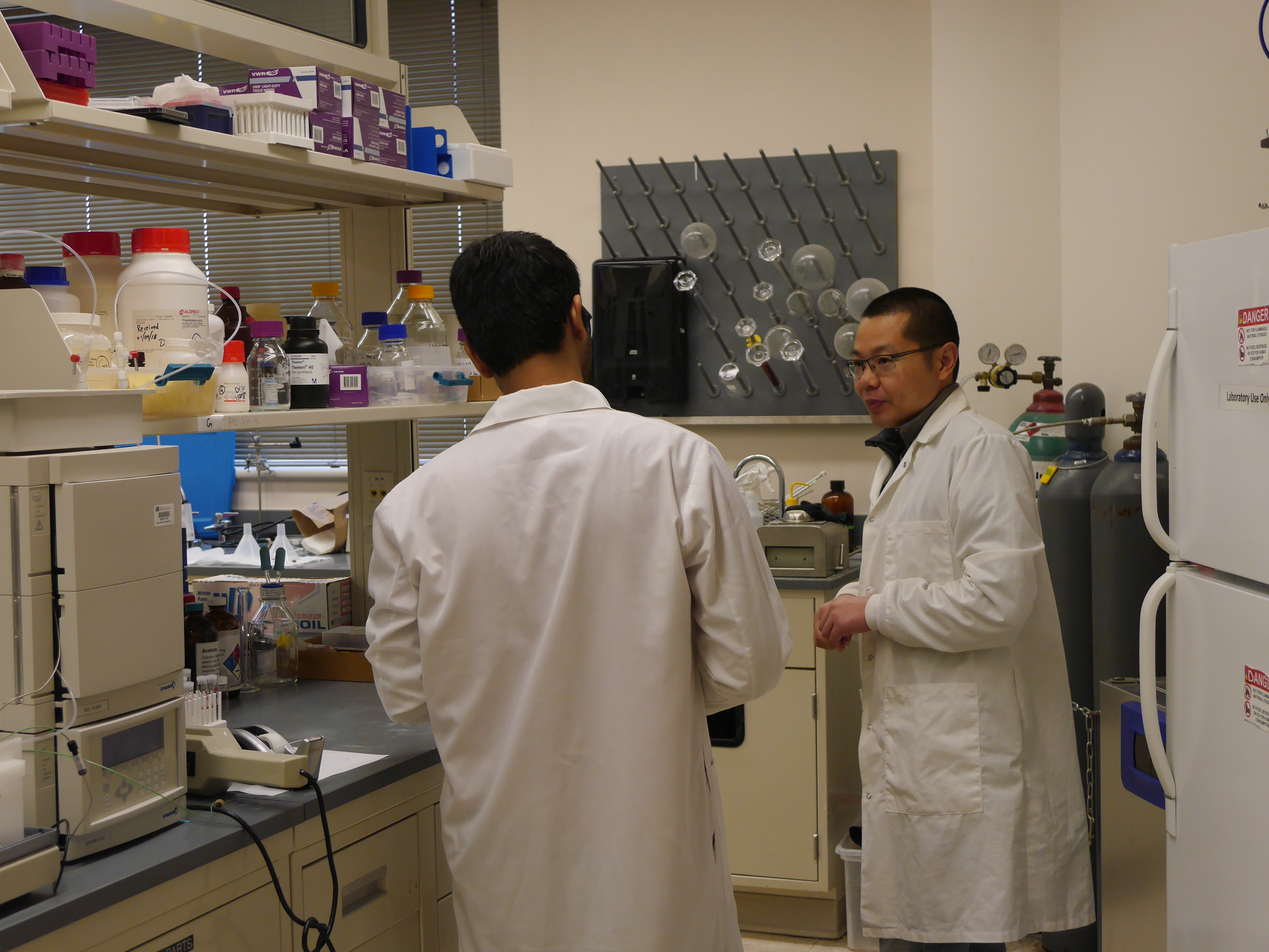 a9,-dr.-zhixing-wu-working-with-graduate-student-sushesh.jpg